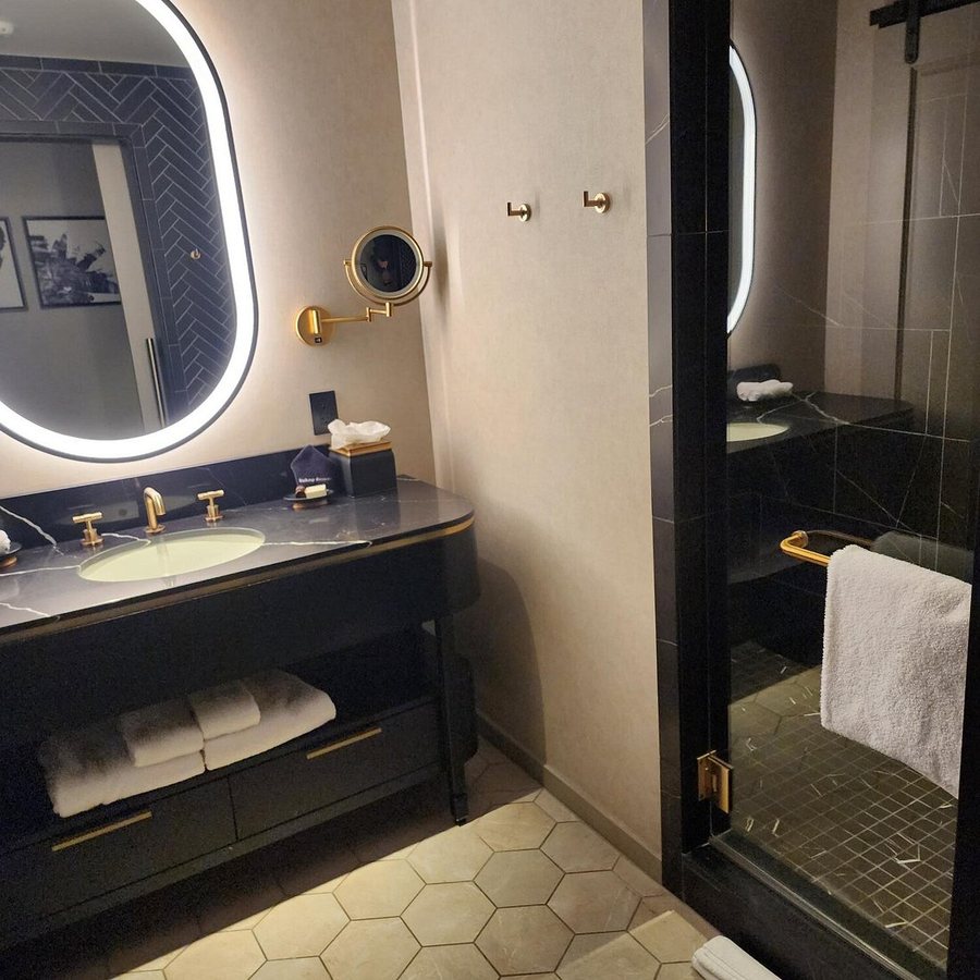 Chamonix Casino Hotel — Bathroom
