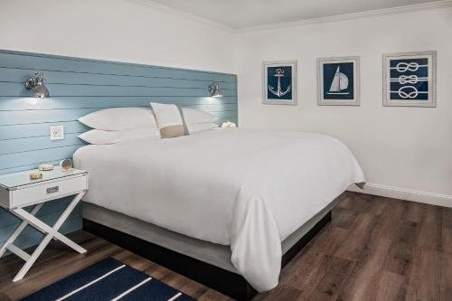 Champlin s Marina Resort — Guest room