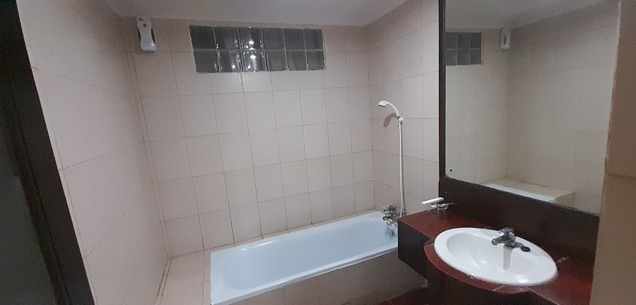 Champlung Mas Hotel — Bathroom