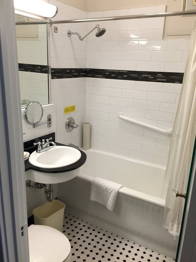 Chancellor Hotel on Union Square San Francisco California — Bathroom
