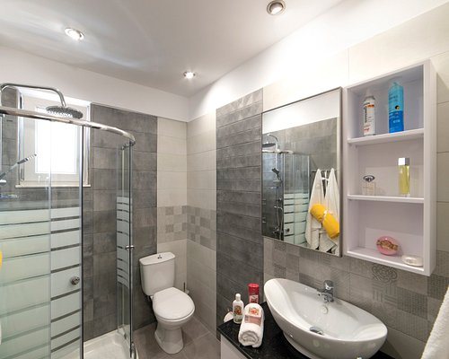 Chania Inn — Bathroom