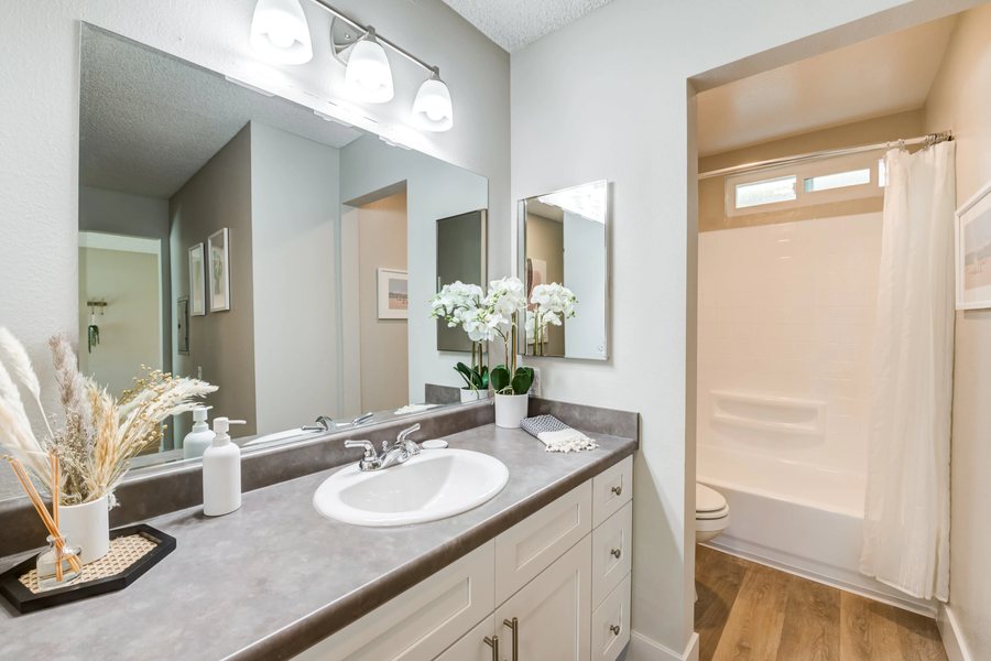 Channel Island Shores — Bathroom