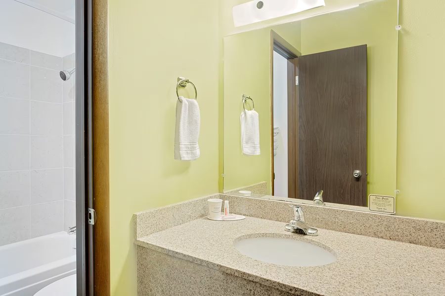 Chanticleer Guest House — Bathroom