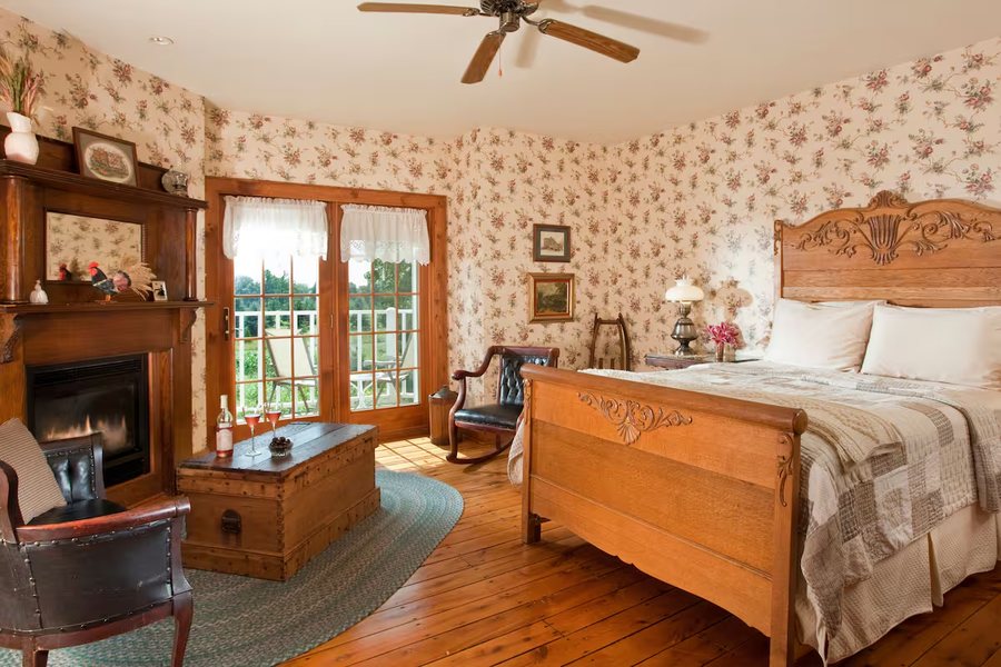 Chanticleer Guest House — Guest room