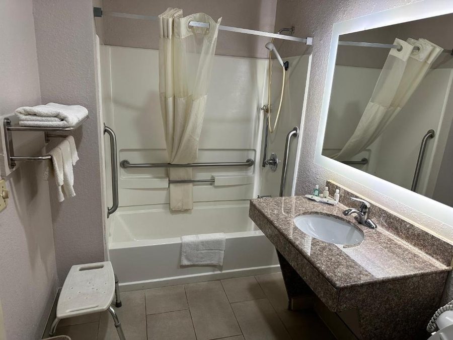 Chanticleer Inn B B — Bathroom