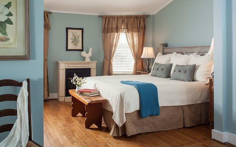 Chanticleer Inn B B — Guest room