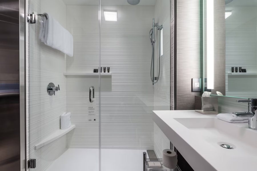 Charlesmark Hotel — Bathroom