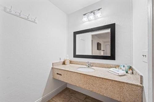 Charleston Creekside Inn — Bathroom