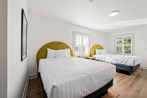 Charleston Creekside Inn — Guest room