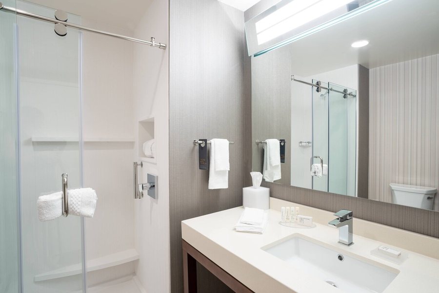 Charleston Marriott — Bathroom