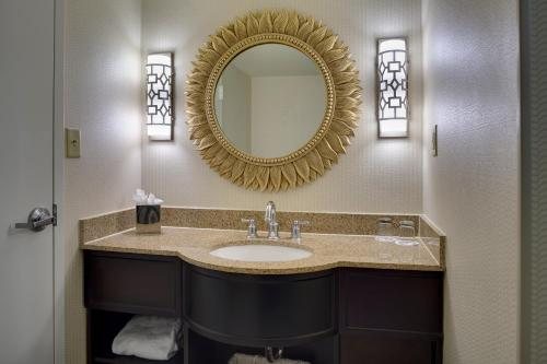 Charleston Marriott Town Center — Bathroom