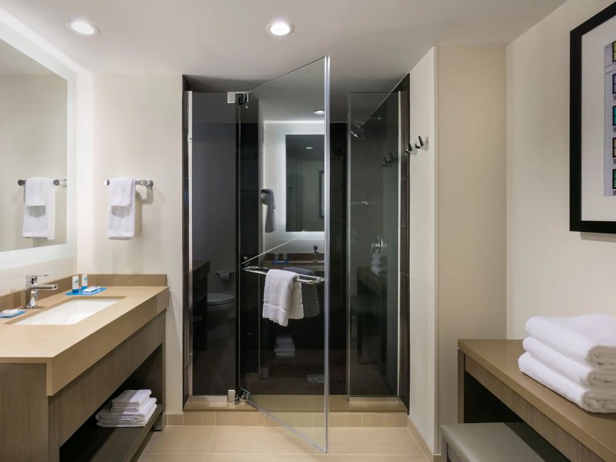 Charleston s NotSo Hostel — Bathroom