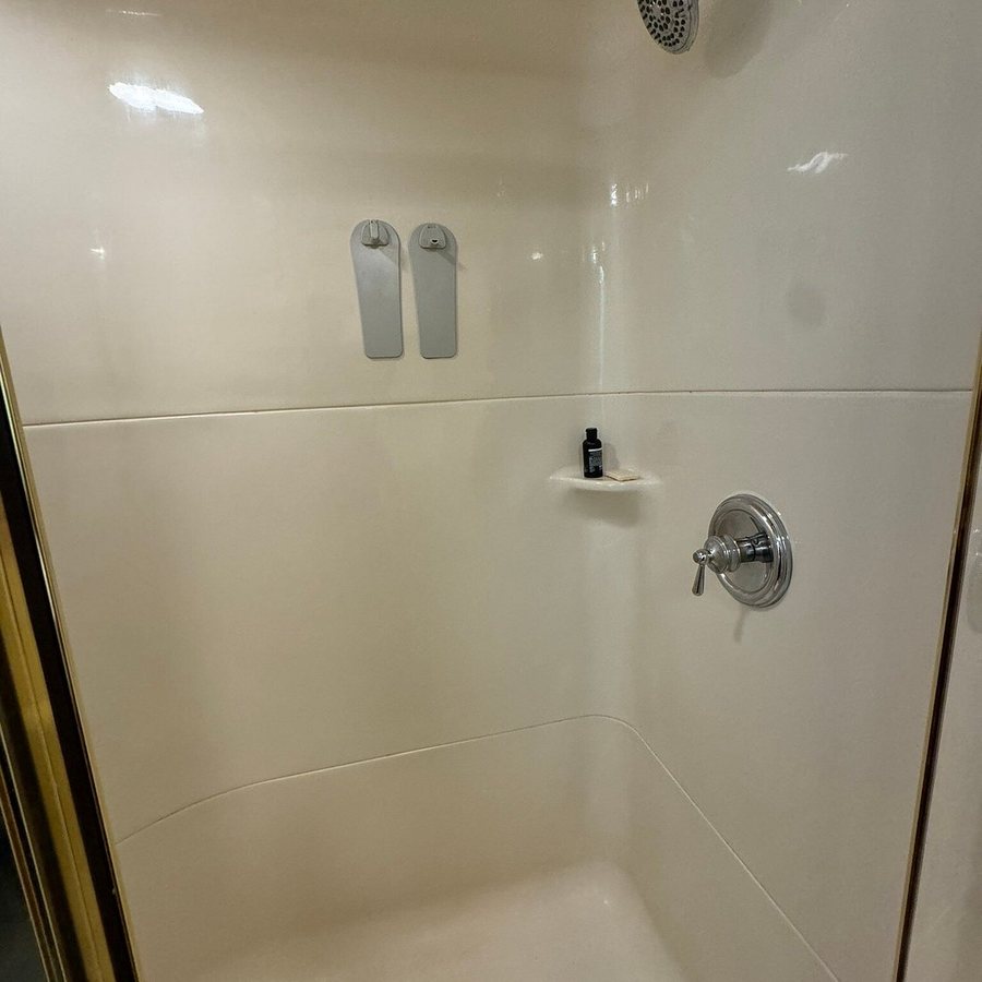 Charlevoix Inn Suites SureStay Collection by Best Western — Bathroom