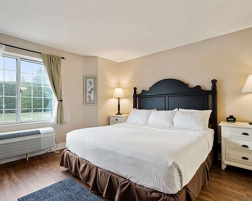 Charlevoix Inn Suites SureStay Collection by Best Western — Guest room