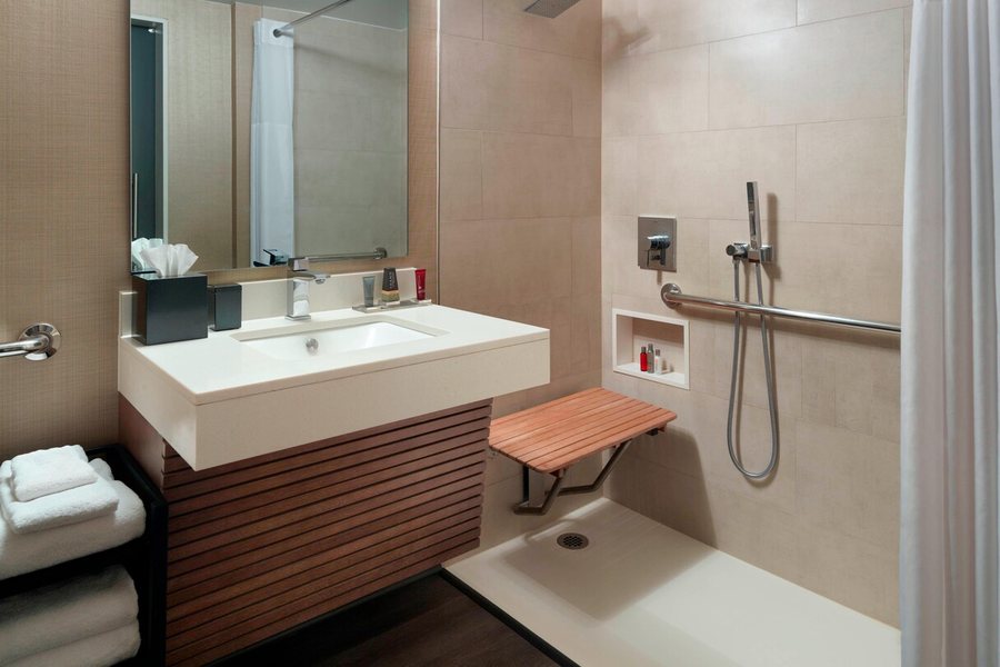 Charlotte Marriott City Center — Bathroom