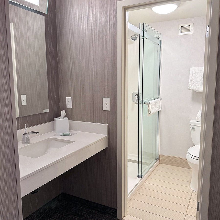 Charlotte Marriott SouthPark — Bathroom