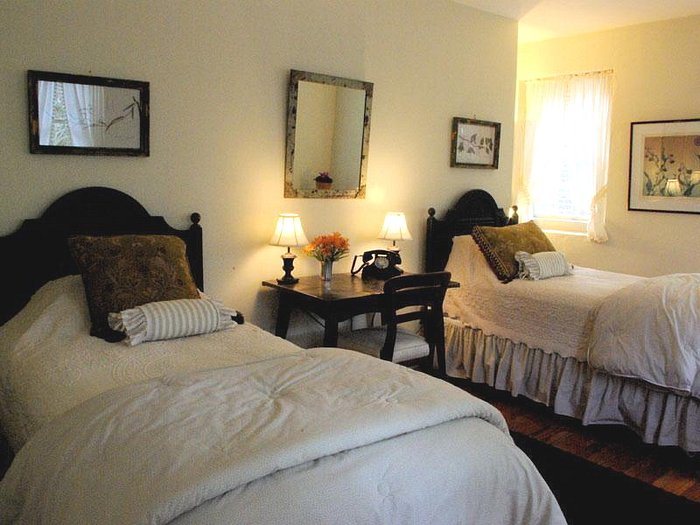 Charlotte Street Cottage — Guest room