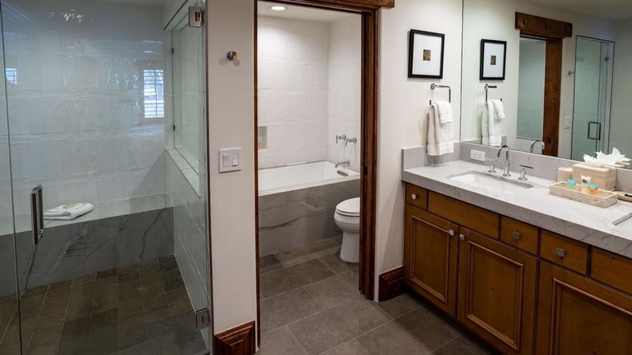 Chateau Apres Lodge — Bathroom