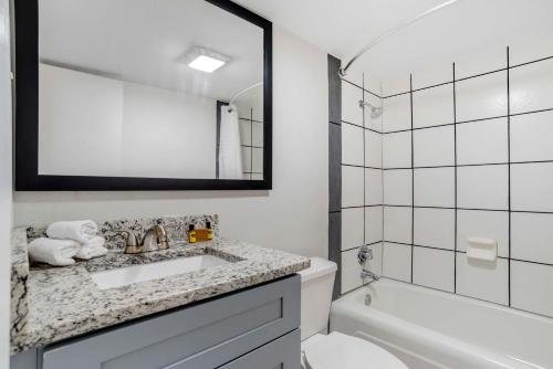 Chateau Beachfront Hotel A By The Sea Resort — Bathroom