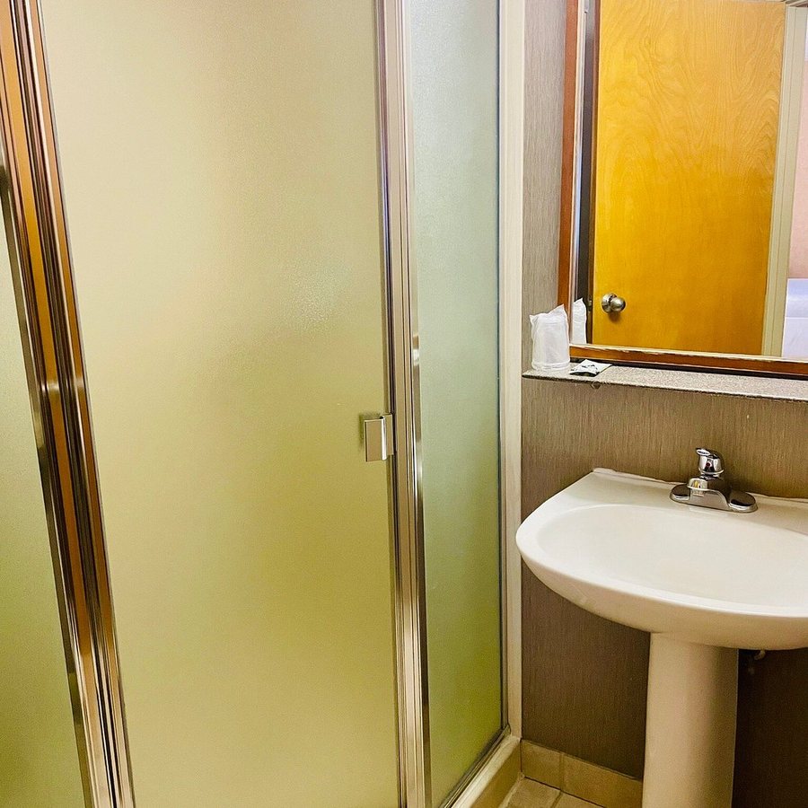 Chateau Canmore — Bathroom