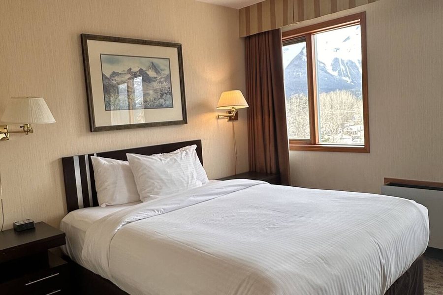 Chateau Canmore — Guest room