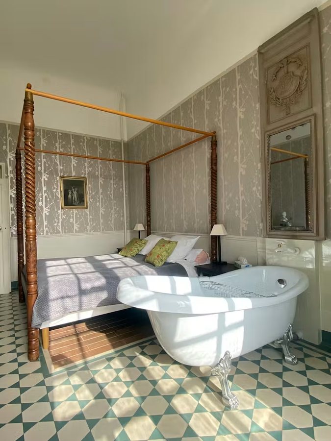 Chateau De Bellecroix — Bathroom
