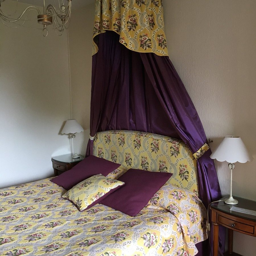 Chateau De Bellecroix — Guest room