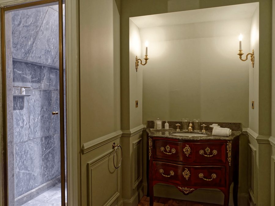 Chateau De Fontanges — Bathroom