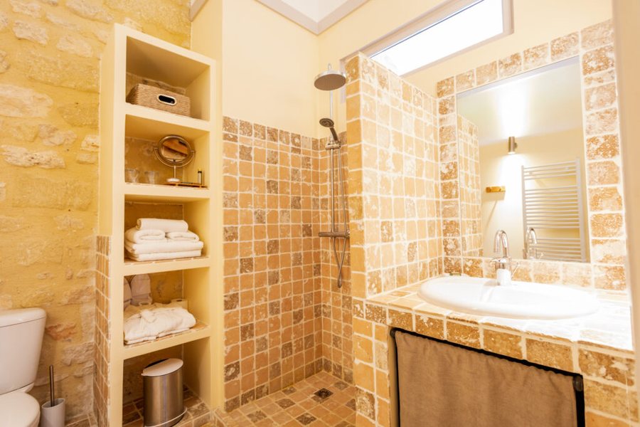 Chateau de Pondres — Bathroom
