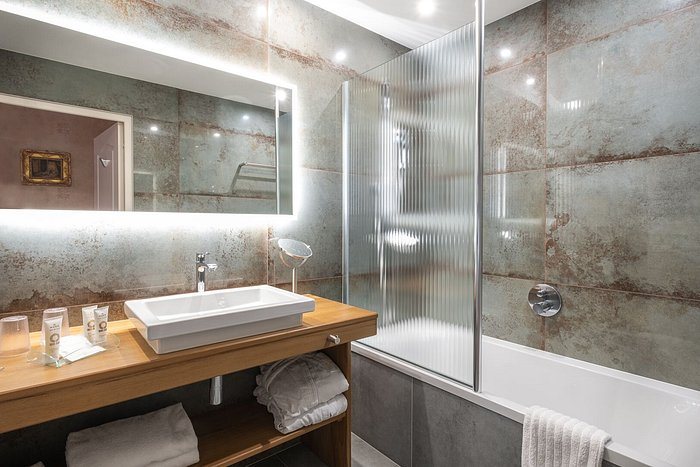 Chateau De Pray — Bathroom