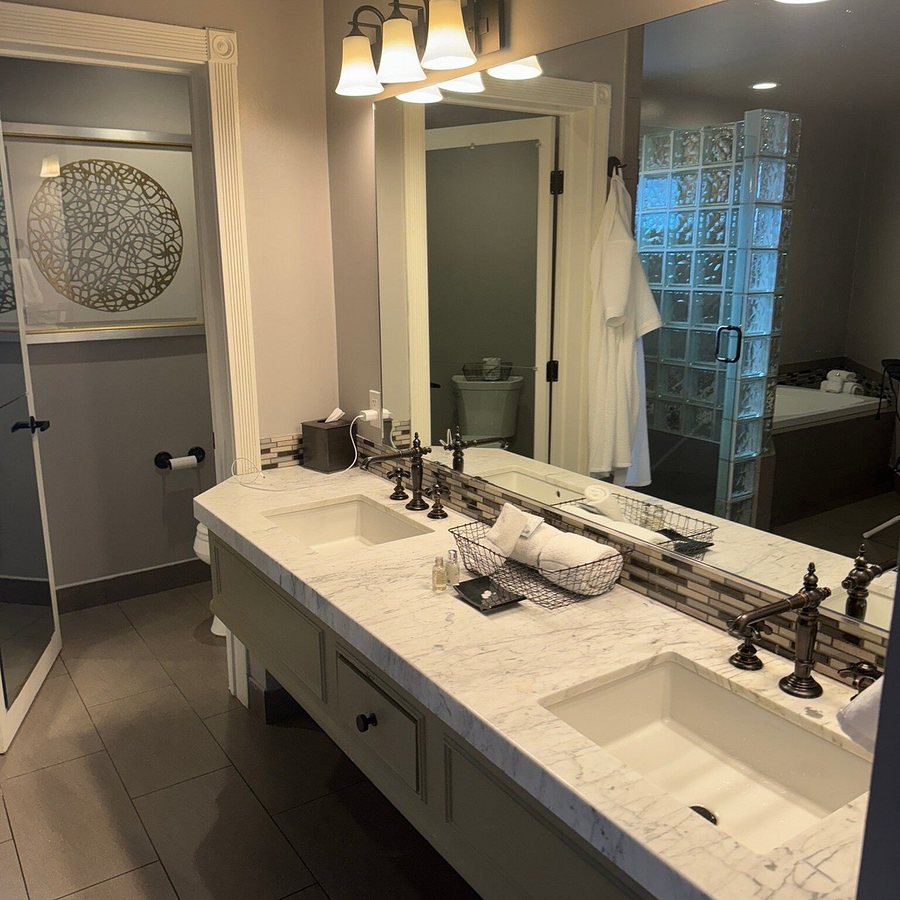 Chateau de Soleil Los Angeles California — Bathroom