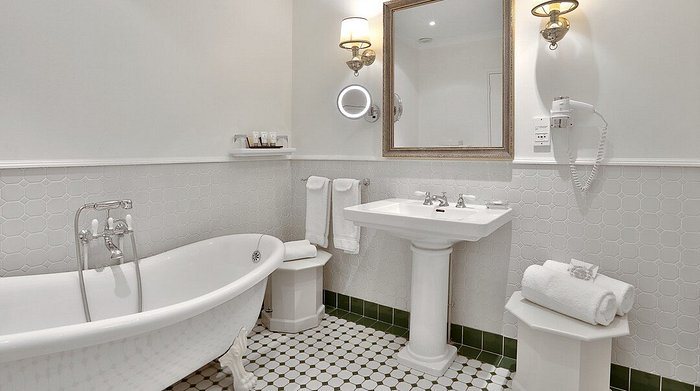 Chateau des Vigiers — Bathroom