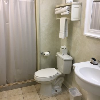 Chateau Hotel — Bathroom