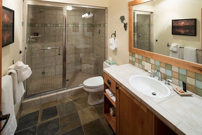 Chateau Lodge — Bathroom
