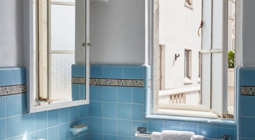 Chateau Marmont Los Angeles California — Bathroom