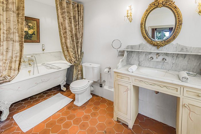 Chateau Mentone — Bathroom