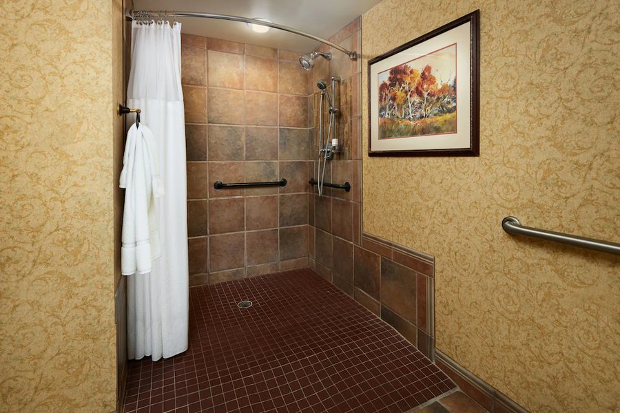 Chateau on the Lake Resort Spa Convention Center — Bathroom