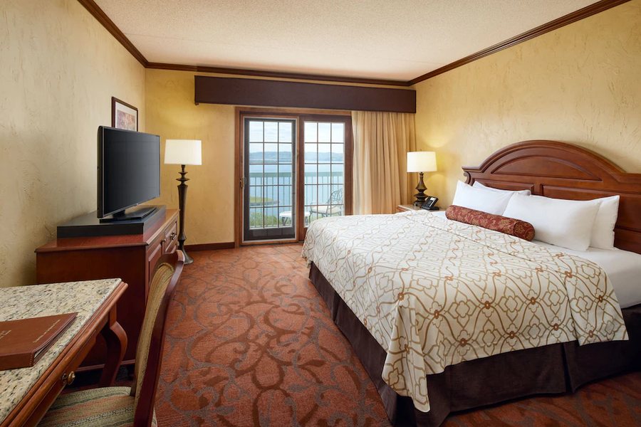 Chateau on the Lake Resort Spa Convention Center — Guest room