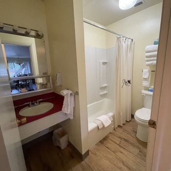 Chateau Rouge — Bathroom