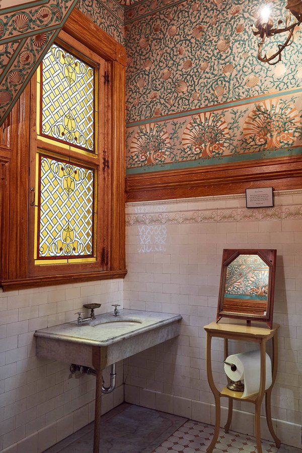 Chateau Tivoli Bed Breakfast — Bathroom