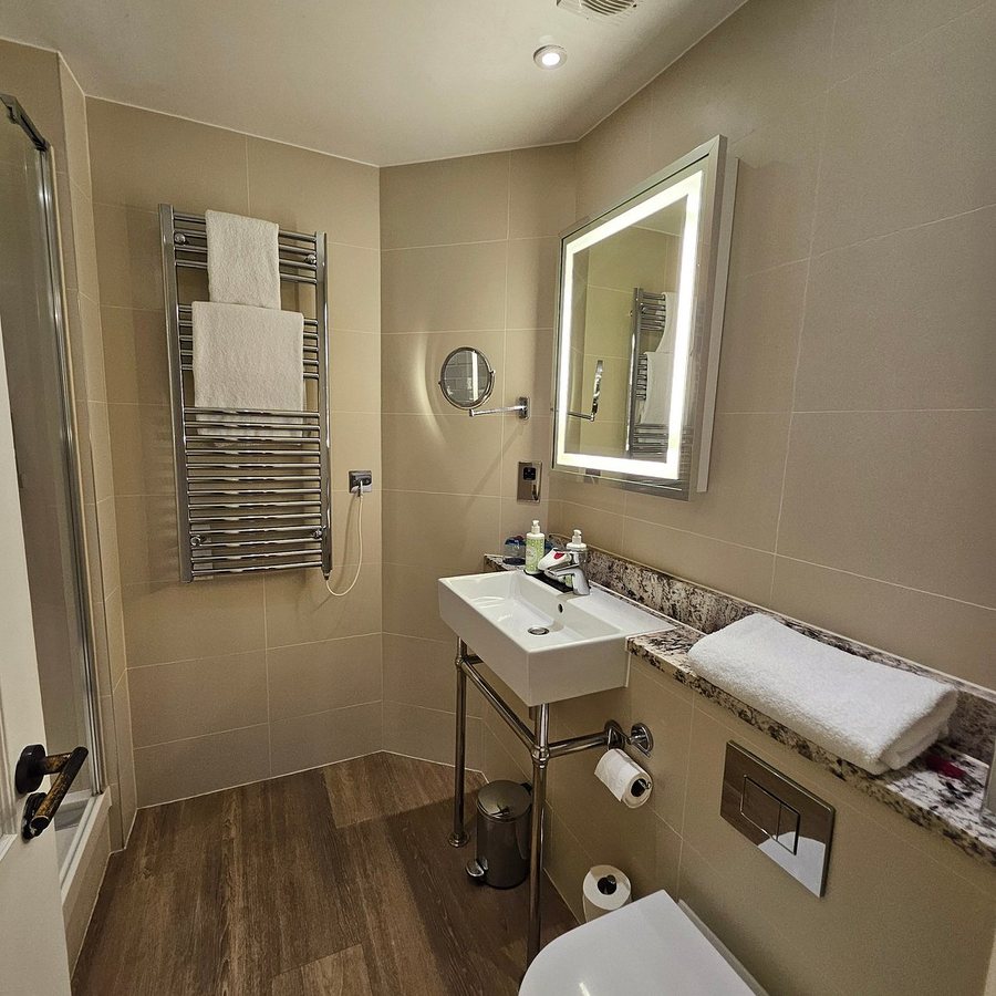 Chateau Windsor Hotel — Bathroom