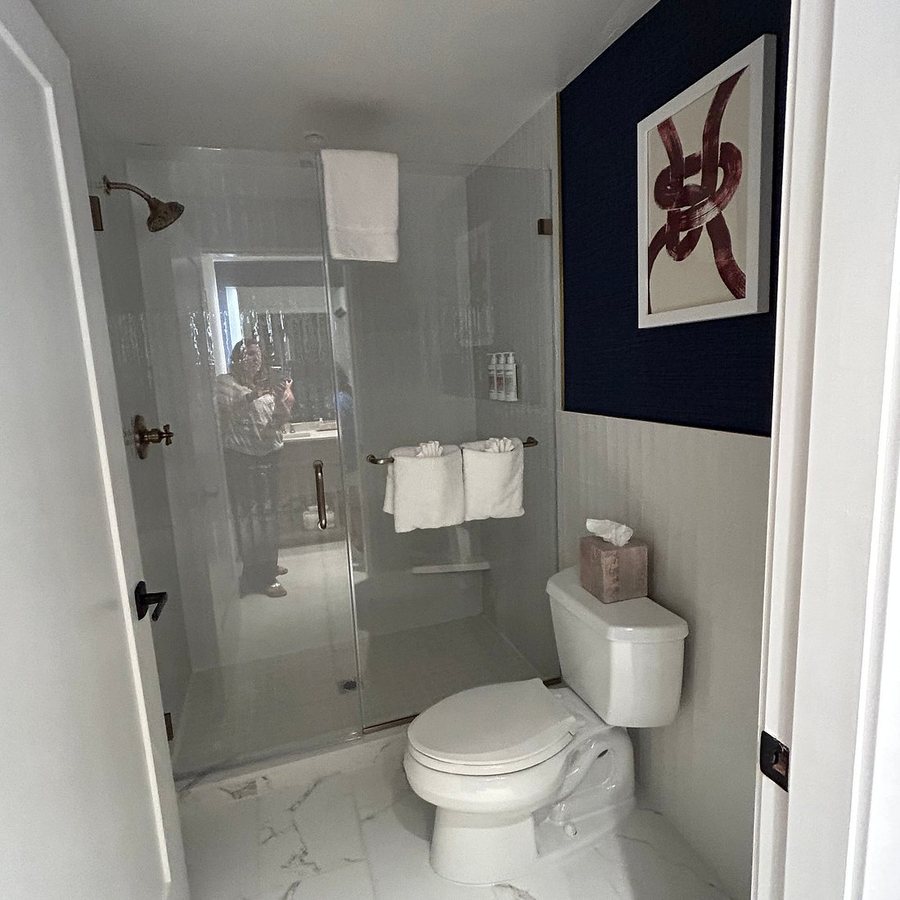 Chatham Seafarer Inn — Bathroom