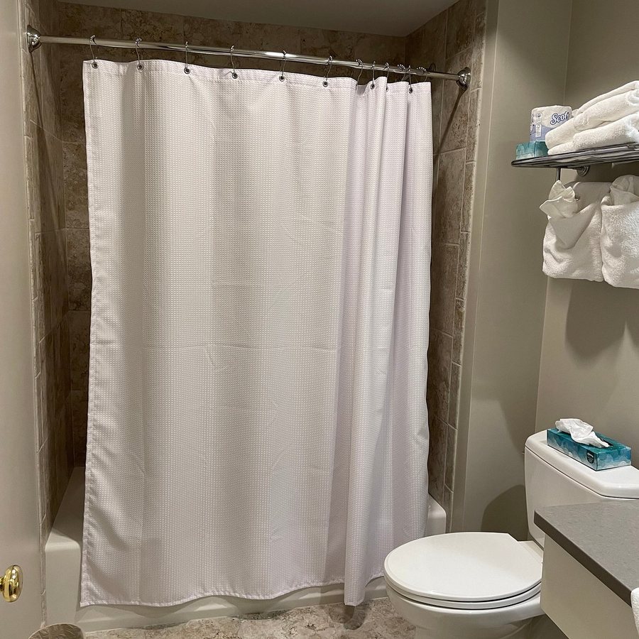 Chatham Wayside Inn — Bathroom
