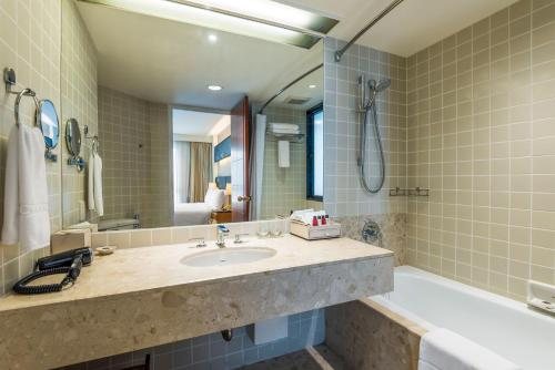 Chatrium Sathon Bangkok — Bathroom