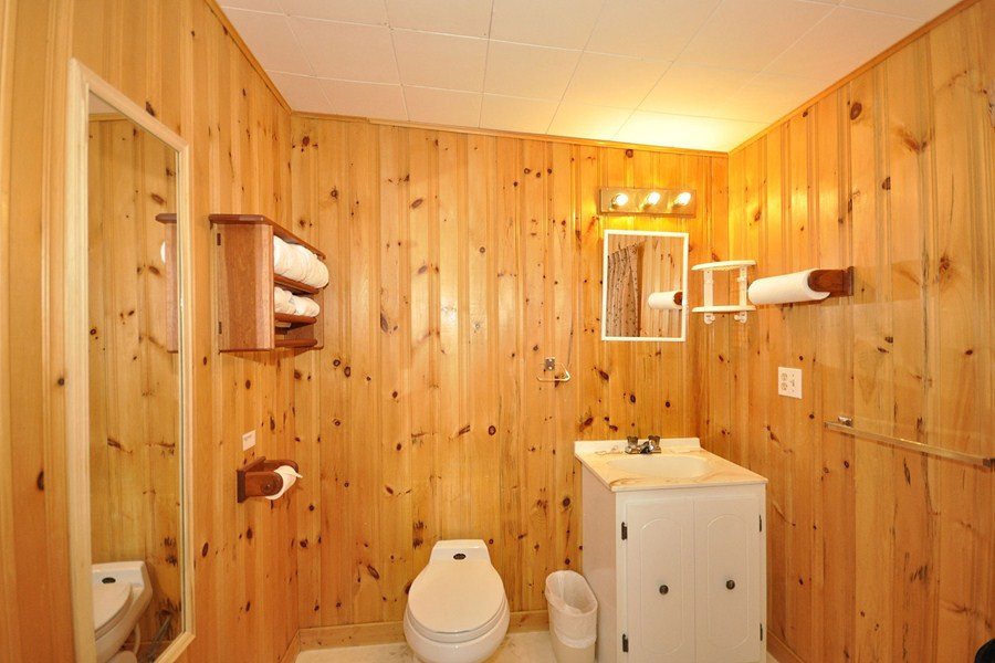 Chaudiere Lodge — Bathroom