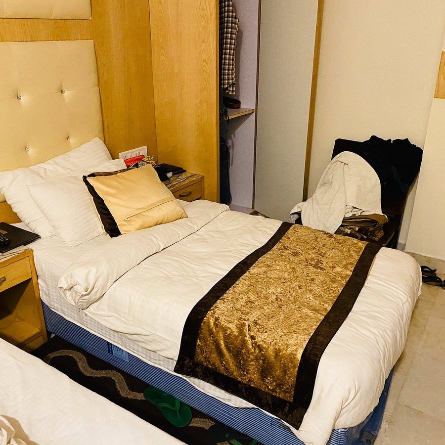 Check In Room Chuna Mandi — Guest room