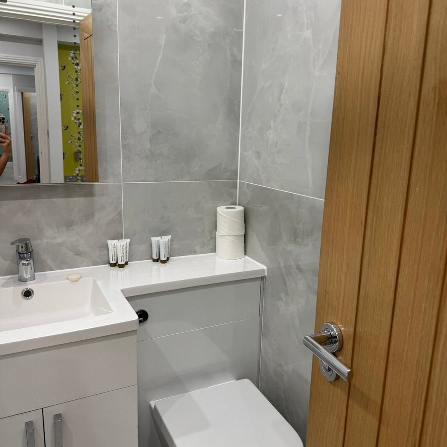 Chelsea Cloisters Serviced Apartments — Bathroom