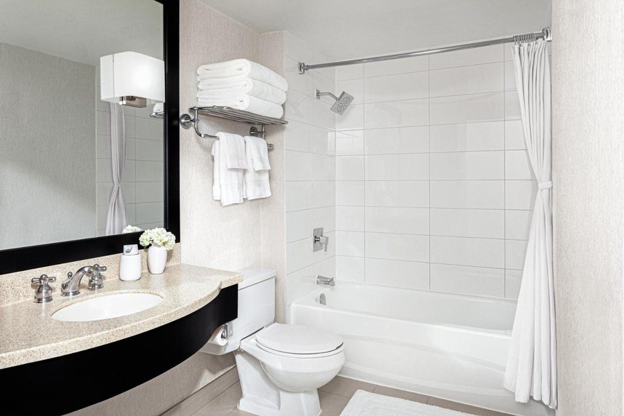 Chelsea Hotel Toronto Toronto Ontario — Bathroom