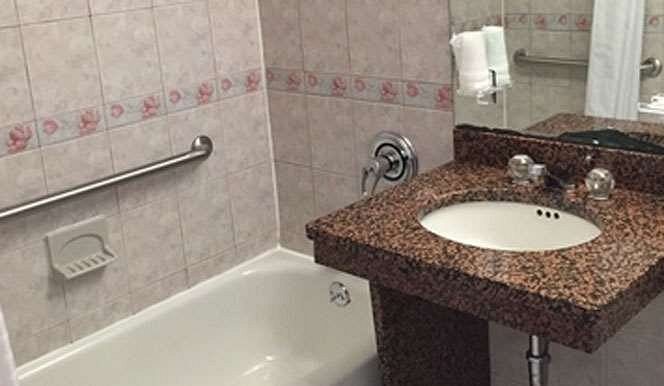 Chelsea Savoy Hotel — Bathroom