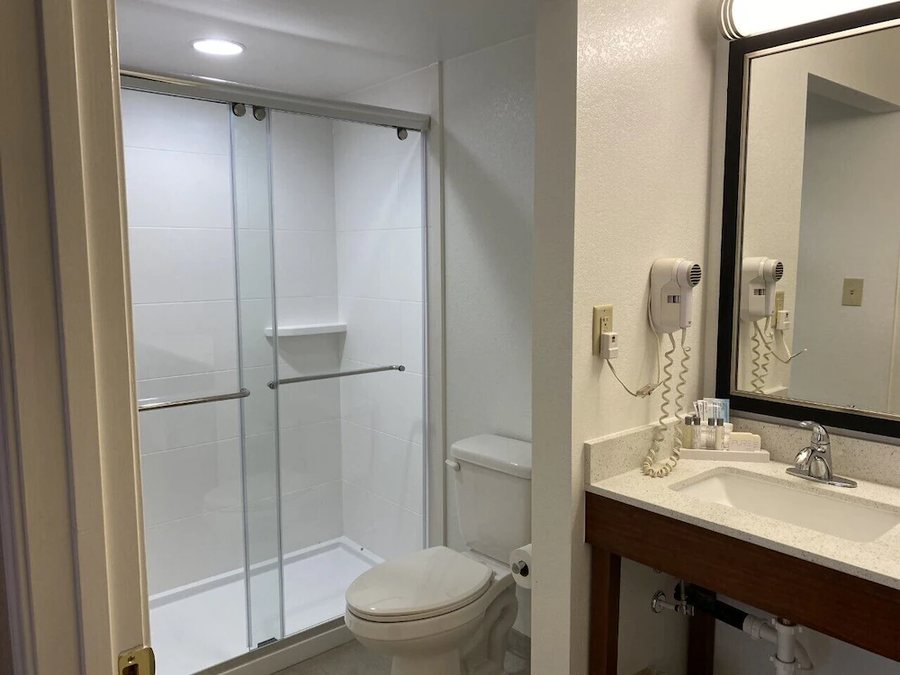 Cherokee Grand Hotel — Bathroom
